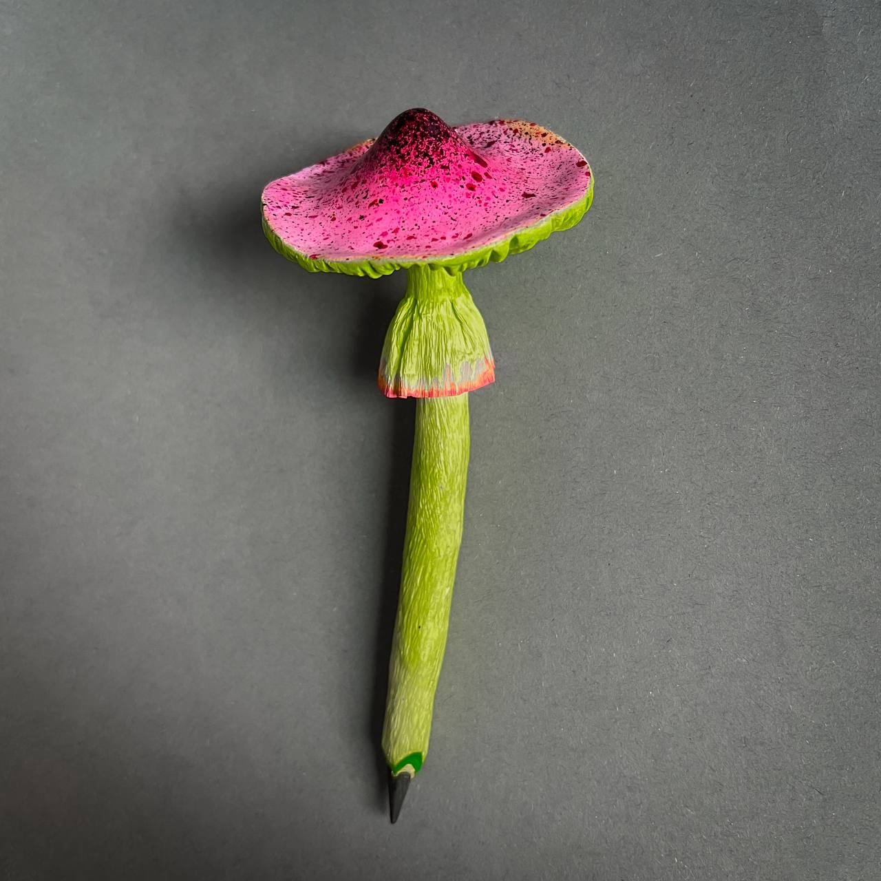 Papier-mâché amanita pencil with magenta cap and yellow base – creative mushroom desk decor