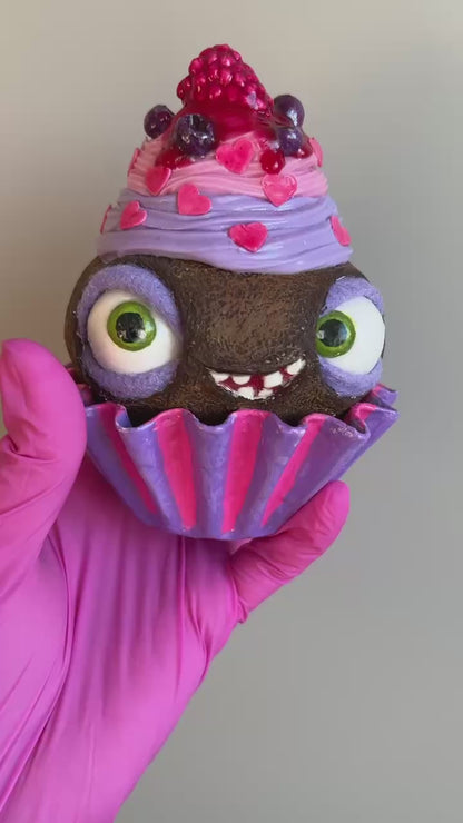 Сhocolate papier-mâché cupcake character with moving eyes, berry topping and heart decorations – animated DIY fake dessert preview