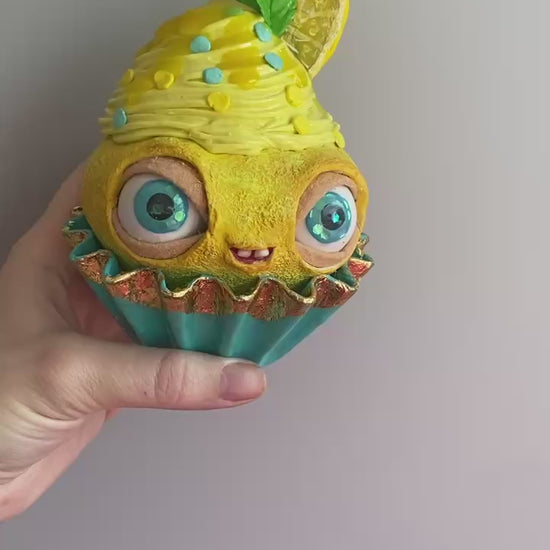 Video showing lemon cupcake details and surroundings