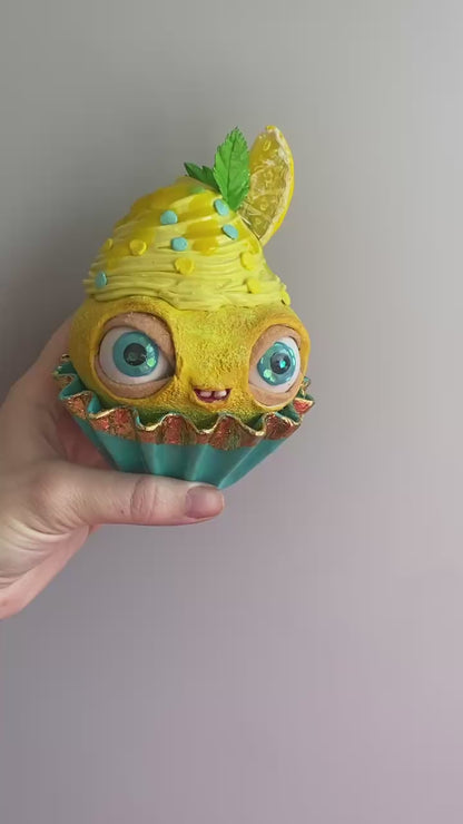 Video showing lemon cupcake details and surroundings