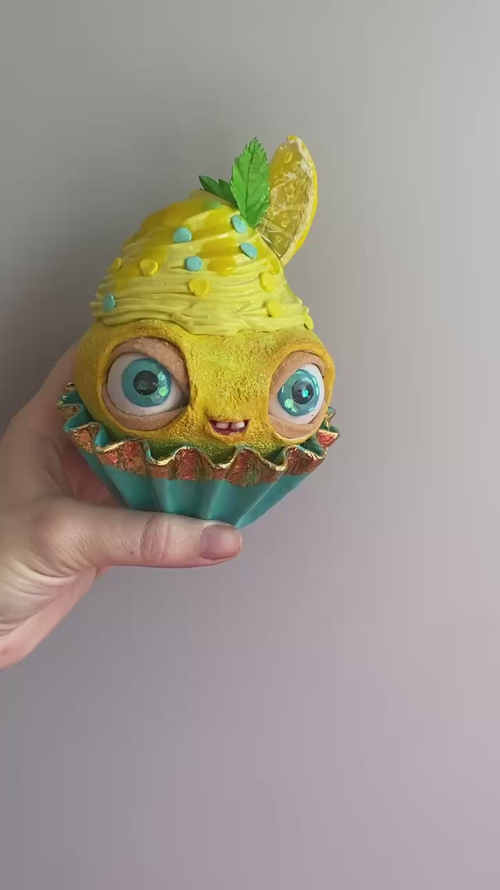 Video showing lemon cupcake details and surroundings